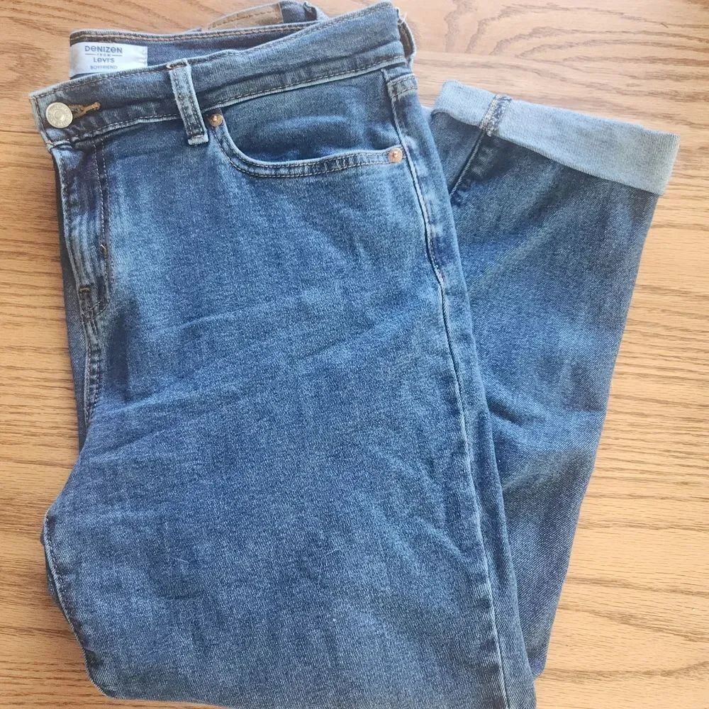 76 DENIZENĀ®āfrom Levi'sĀ® Women's Modern Cropped Jeans